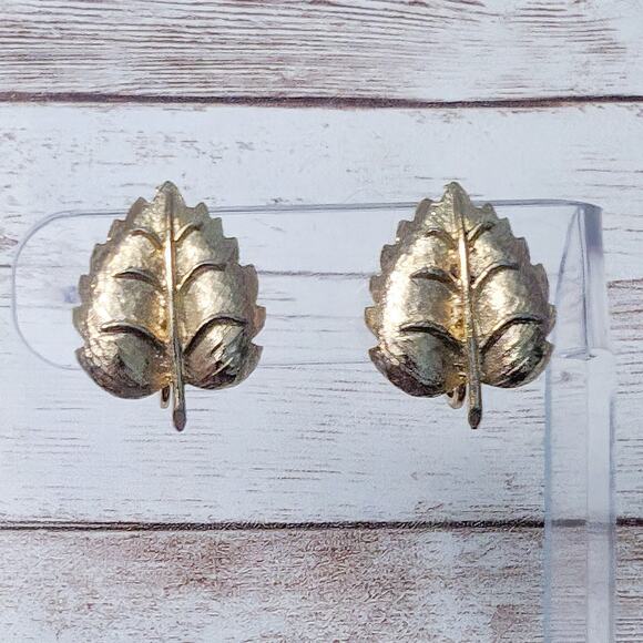 Vintage Clip On Earrings Gold Tone Leaf 1" - Picture 1 of 8